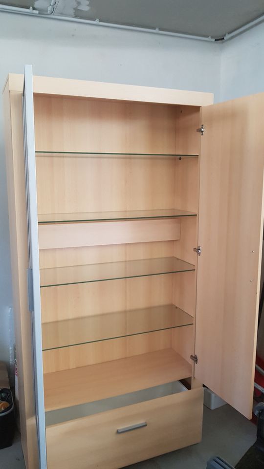 Schrank mit Glasböden, aus Buche in Magdeburg