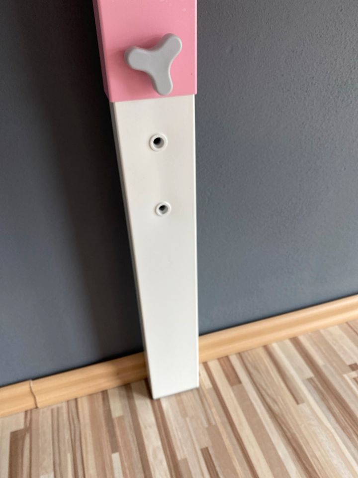 Ikea Schreibtisch Schminktisch mit Stuhl rosa in Straßberg