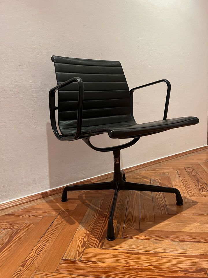 Vitra Eames Bürostuhl schwarz Leder in München