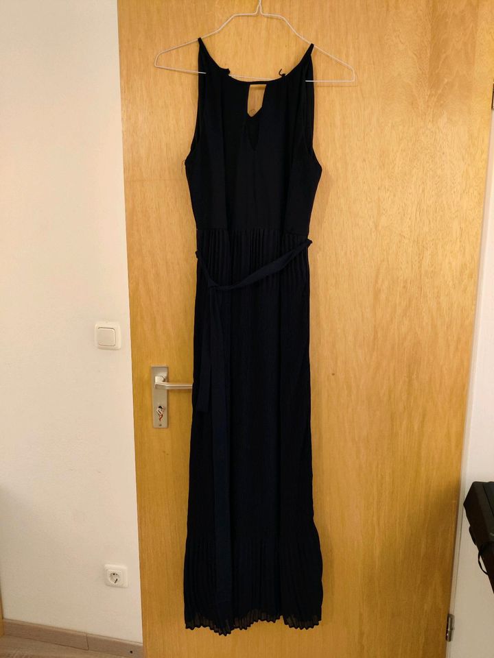 Neues Maxikleid von Vila in Alling