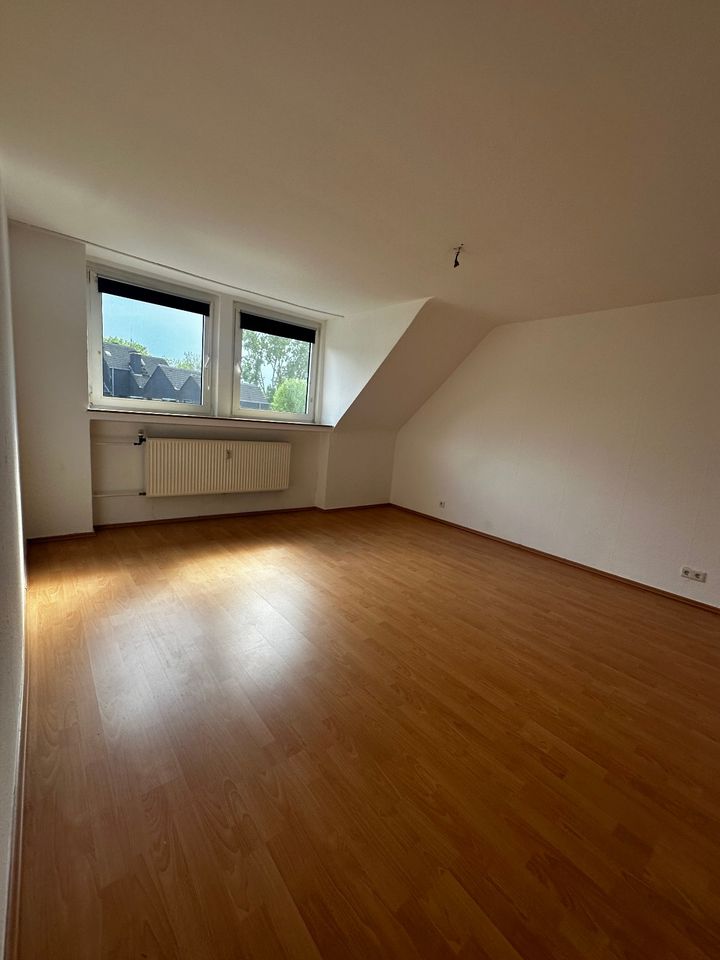 Großzügige Dachgeschosswohnung inklusive Küche und Balkon! in Dortmund