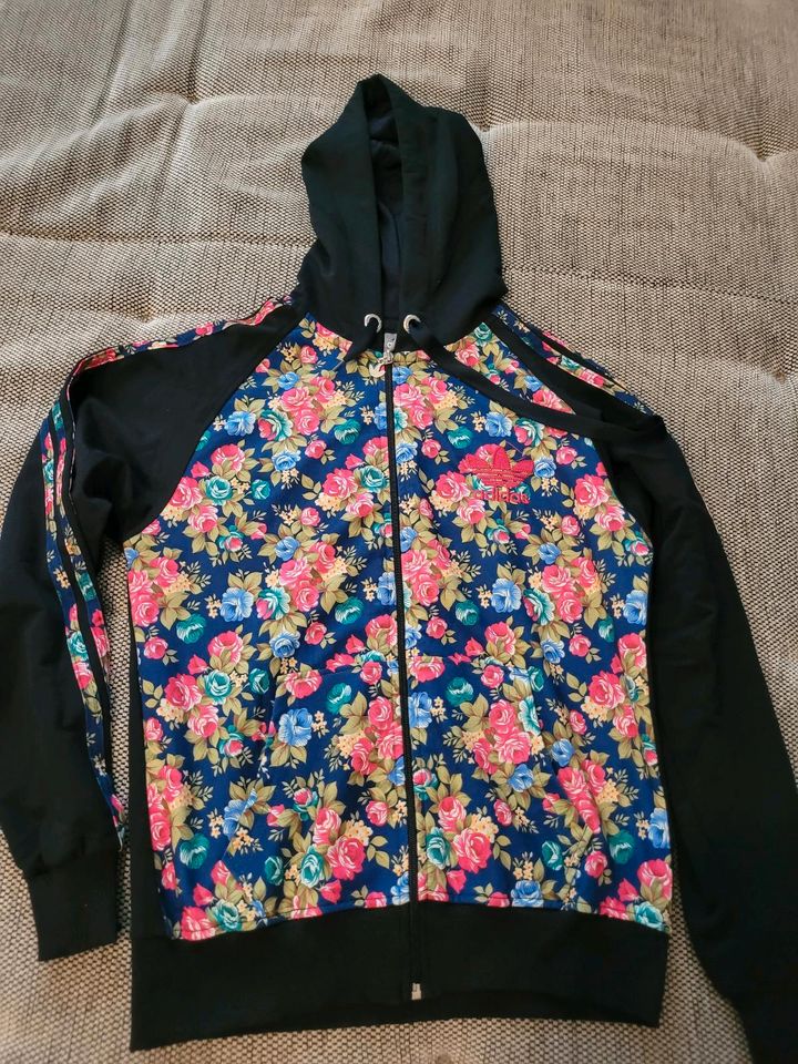 Damen Adidas kaputzen Jacke gr m aus der Türkei in Essen