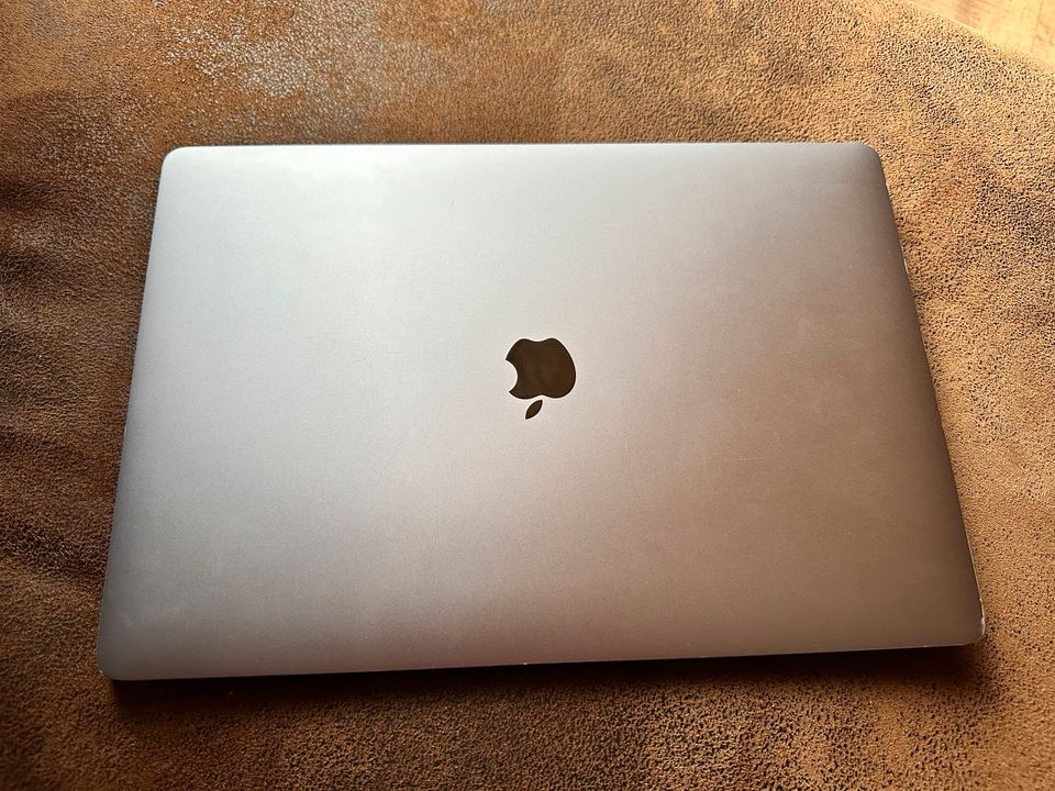 Apple Macbook Pro 16 mit Touch bar von 2019 in Peine