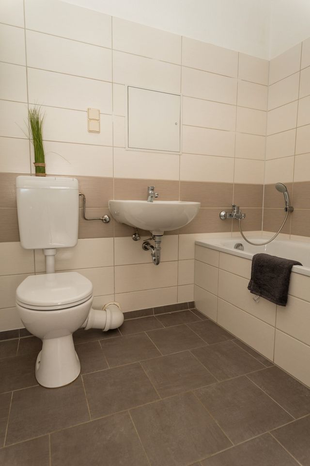 Moderne 3-Raum Wohnung mit Aufzug, Badewanne und Balkon zu vermieten. in Schönebeck (Elbe)