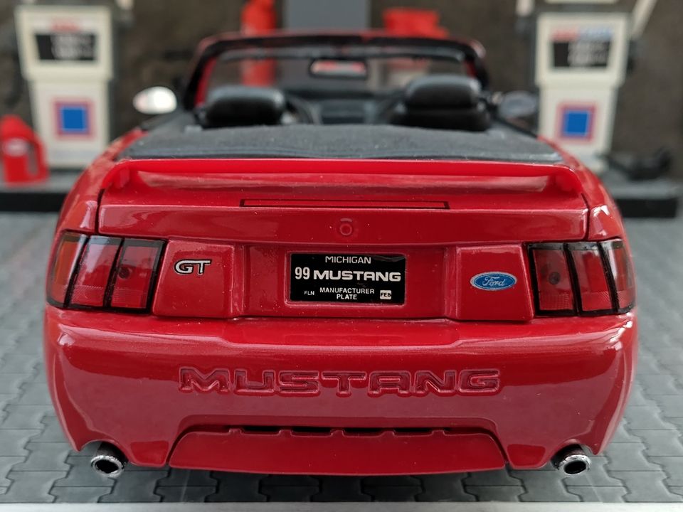 Ford Mustang GT Cabrio 1999 Rot 1:18 sehr RAR !!! in Bruchköbel