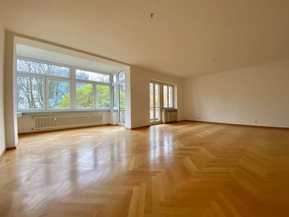 WIESBADEN an der ADOLFSALLEE: Grosszuegige 2 Zimmer Wohnung mit grosser EBK, GWC, Bad, Balkon und Kellerraum in Wiesbaden