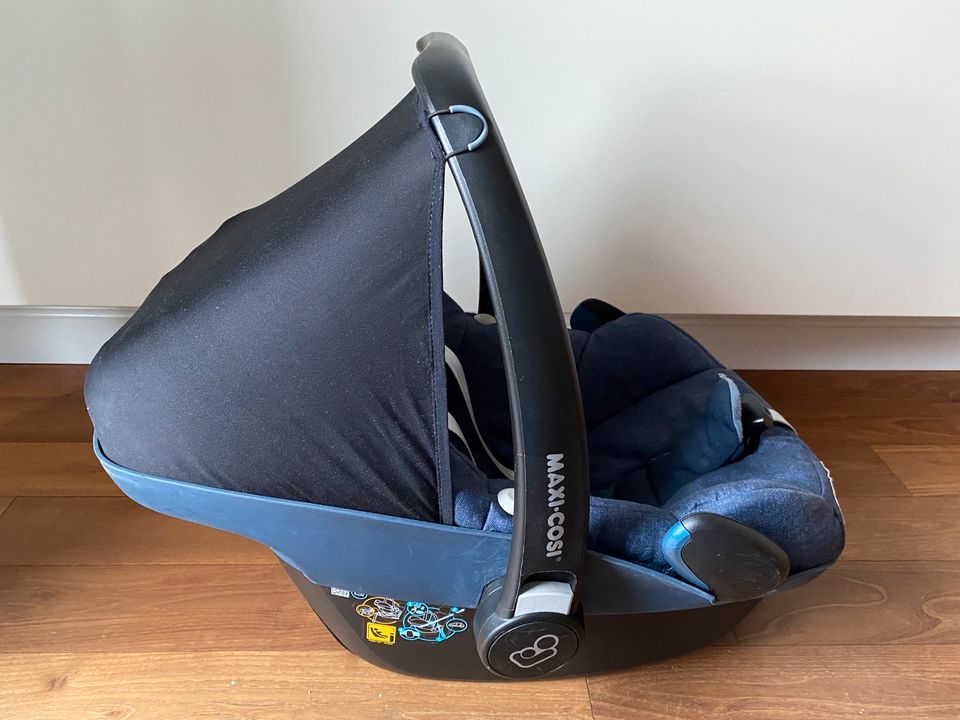 Babyschale pebble Plus von Maxi-Cosi mit 2Way-Fix in dunkelblau in Oberhausen