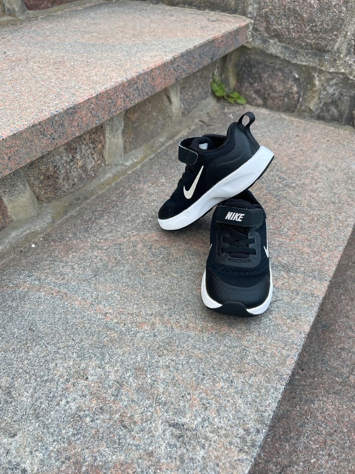 Nike Kinder / Turnschuhe Größe 26 Schwarz/ Weiß in Rostock