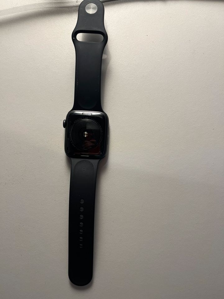 Apple Watch SE 44MM + 3 Uhrenbänder in Frankfurt am Main