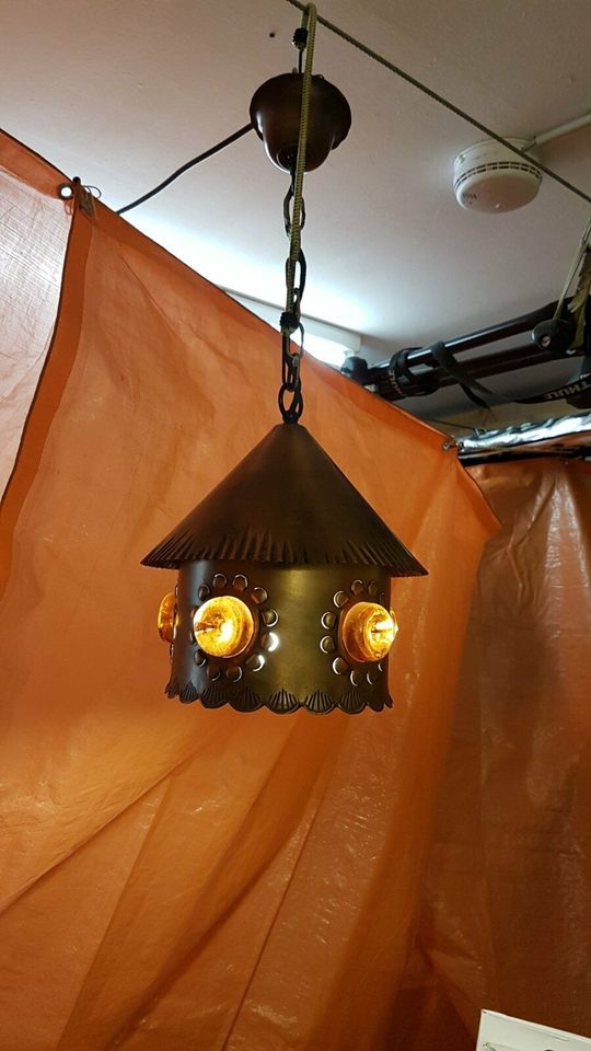 Rustikale Deckenlampe aus Metall mit orangem Buntglas in Jülich
