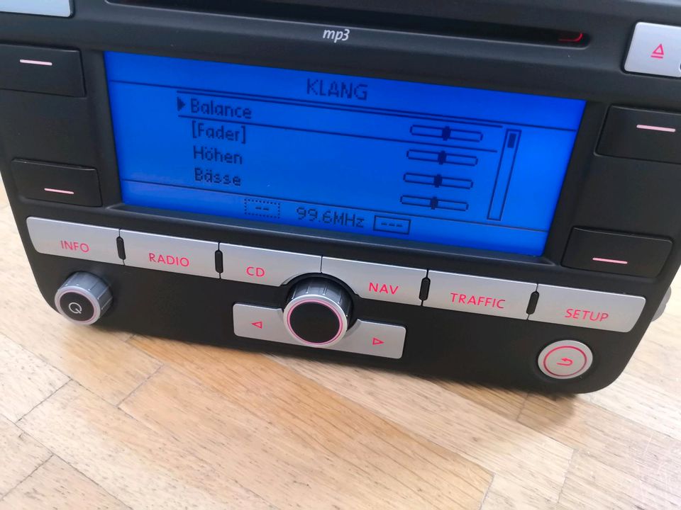 Vw RNS 300 Radio Navi mp3 golf 5 gti gtd touran passat tdi highl in Stuttgart