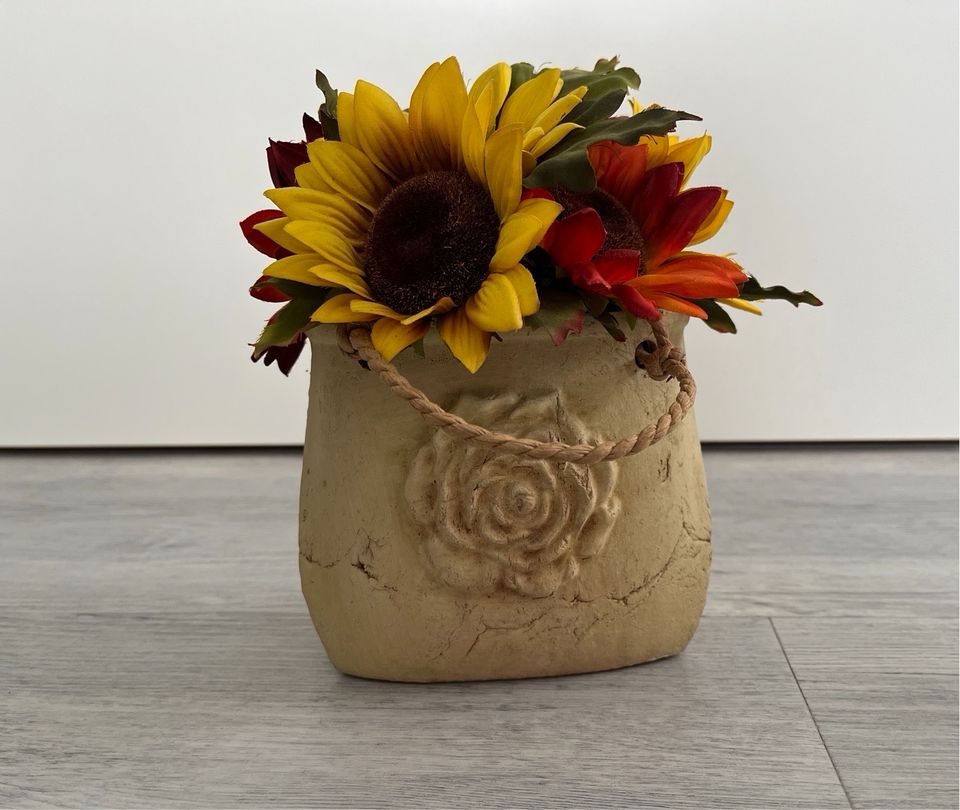 Ton Blumentopf mit Kunstblume in Bielefeld