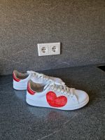 Sneaker aus Leger Weiß mit rotem Herz Nürnberg (Mittelfr) - Südstadt Vorschau