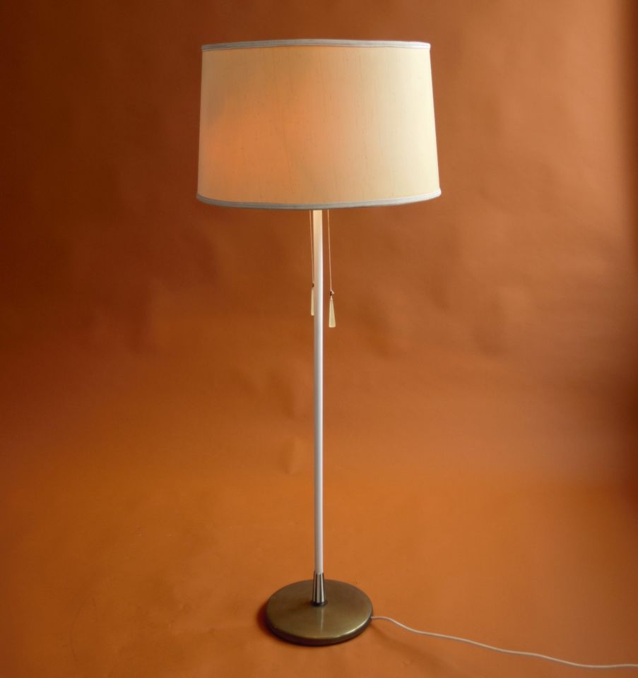 Mid Century Stehlampe mit großem Schirm in Paderborn