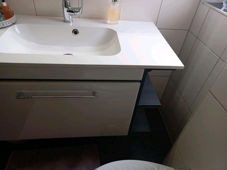 Badezimmer Schrank+Waschbecken und Hahn in Leverkusen