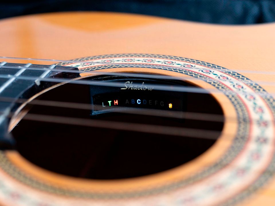 Konzert-Gitarre mit Transport-Tasche in Hilders