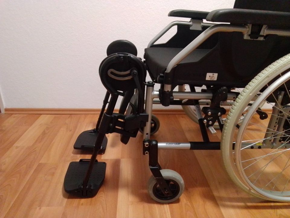 leichter Rollstuhl Eurochair 2 Polaro mit Rückenverstellung in Höxter