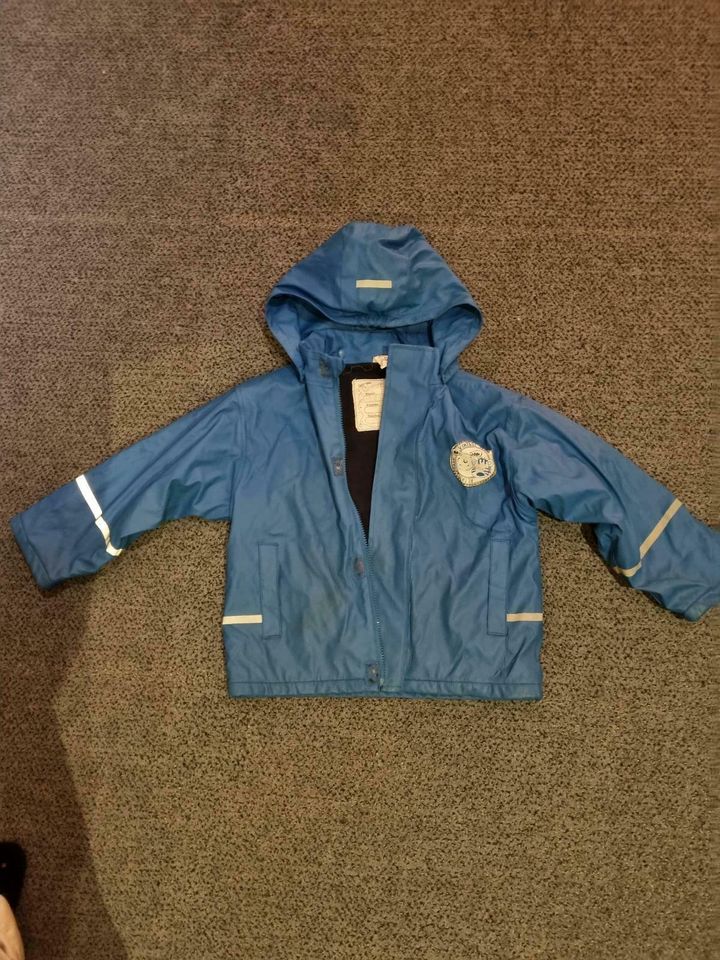 Jacke blau wetterfest gefüttert regenabweisend 4€ 116/122 in Wienhausen