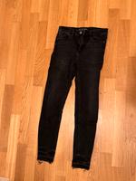 Stradivarius hose jeans schwarz wenig getragen 36 skinny grau Frankfurt am Main - Kalbach-Riedberg Vorschau