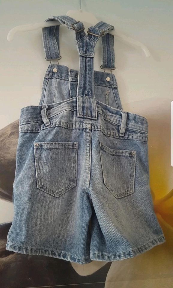 H&M kurze Jeanslatzhose gr 104 in Schwanewede