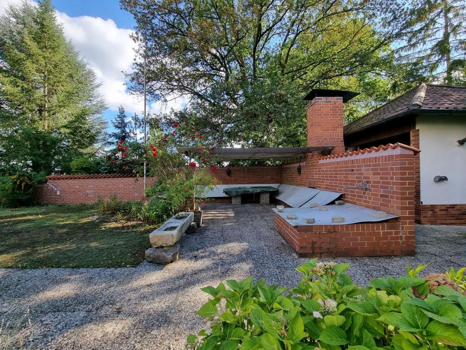 Attraktiver Winkelbungalow mit Einliegerwohnung u. 3 Garagen auf 1303 m² Grund in Coburg