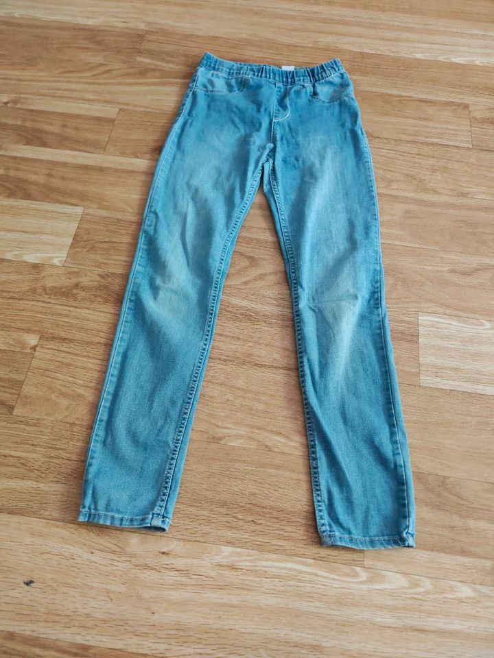 Mädchen denim leggings Gr 140 von H&M in Darmstadt