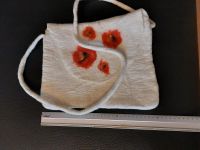 Handmade Filztasche mit Blüten, nassgefilzt, feine Merinowolle Brandenburg - Wusterwitz Vorschau