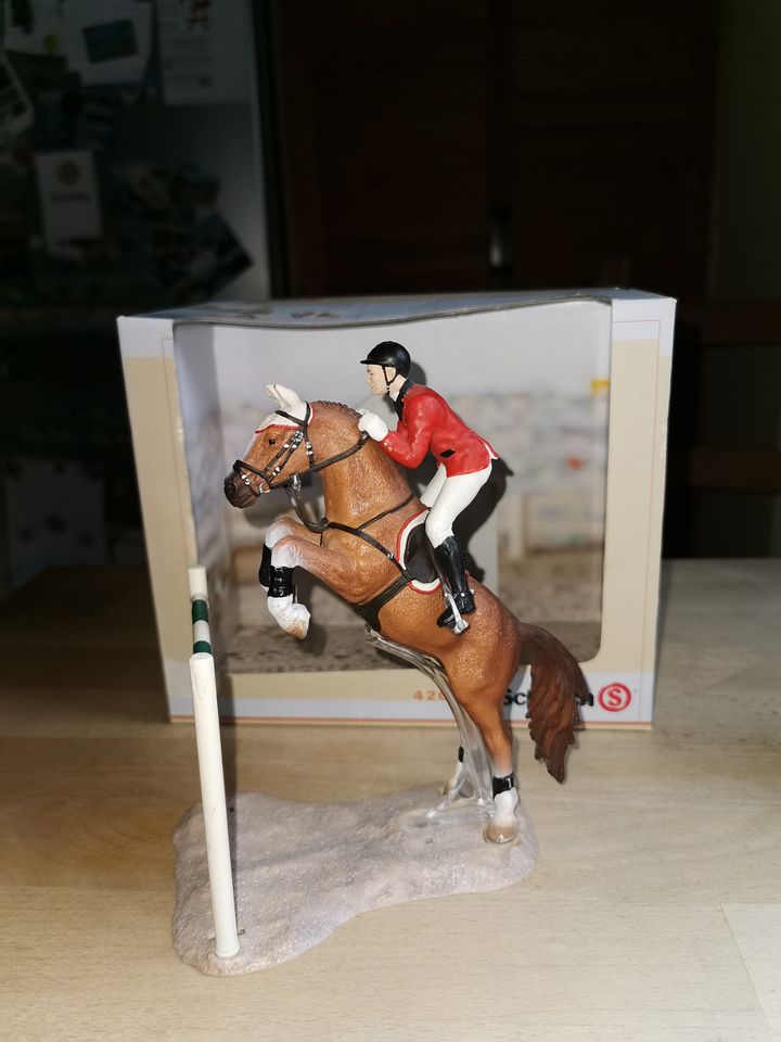 Schleich 42026 Springreiter mit Hindernis Halter & OVP in Bad Gandersheim