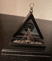 Harry Potter Deathly Hallows Kette im Schaukasten Berlin - Schöneberg Vorschau