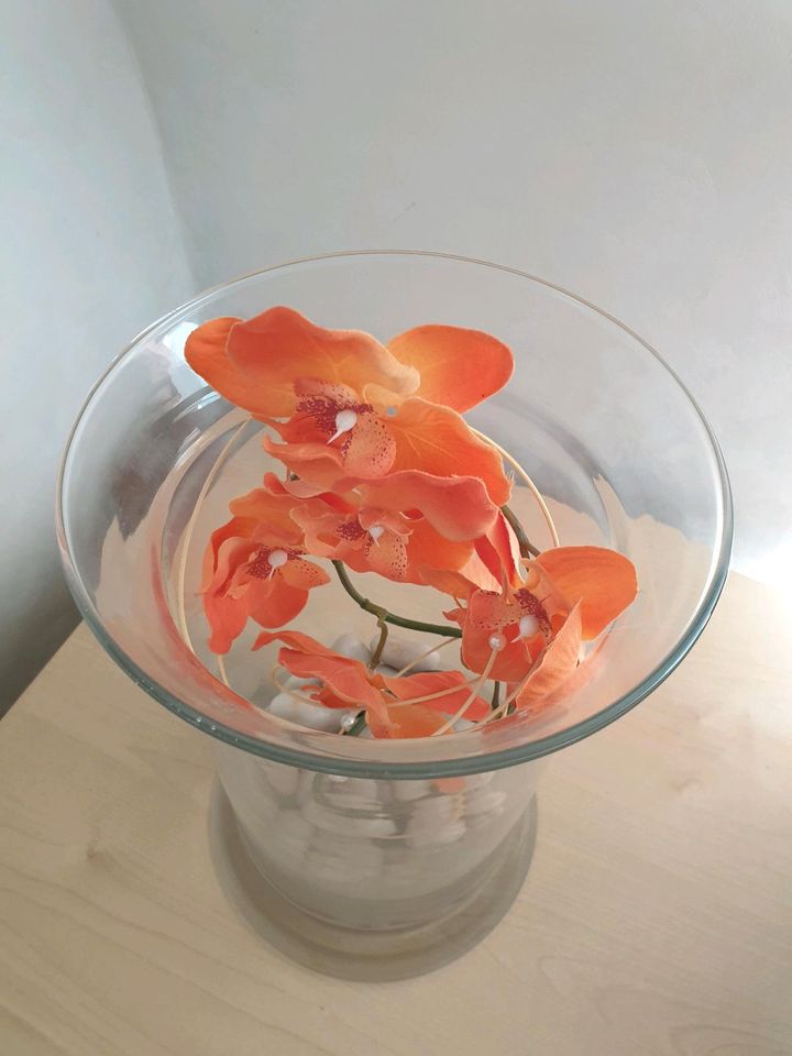 Dekoobjekt Glasvase mit Orchidee in orange Kieselsteine Perlen in Heinsberg