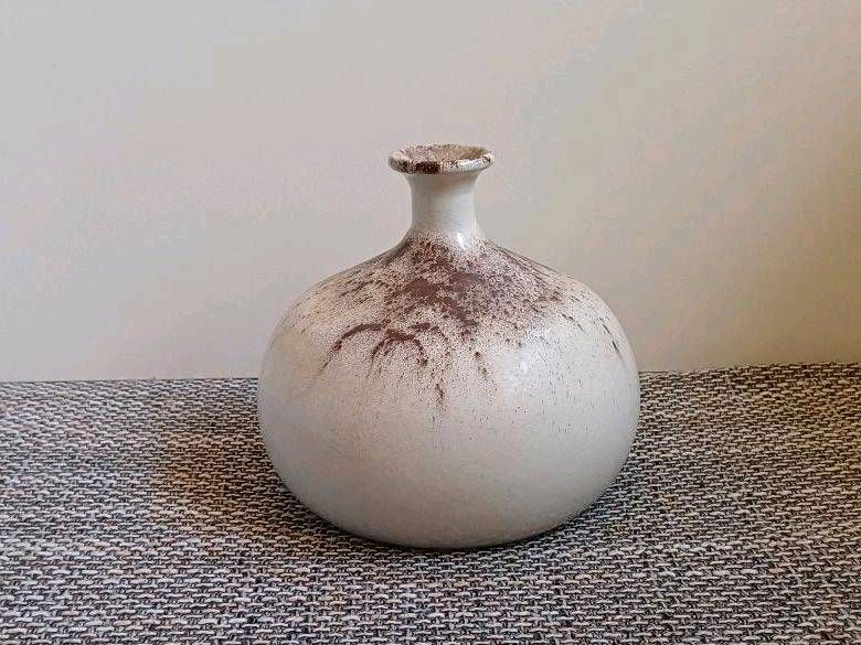 Vase, Flasche, bauchig, weiß, grau, braun in Ottersberg