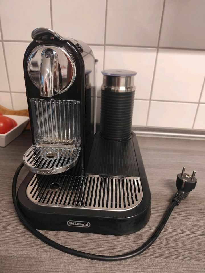 Nespresso DeLonghi Kapselmaschine mit Milchaufschäumer in Rüsselsheim
