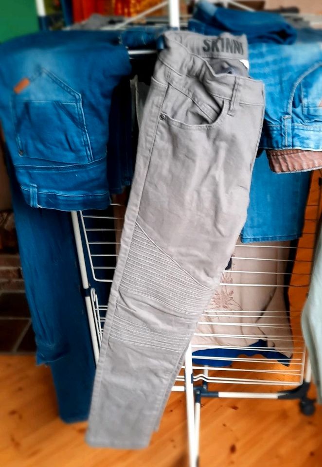 Jeans 3 lange 1 kurze Gr 152 in Werl