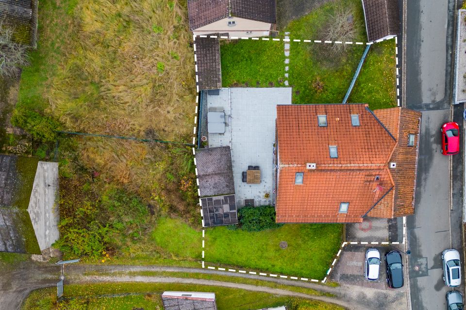 Energetisch saniertes Ein-/Zweifamilienhaus mit luxuriöser Ausstattung in zentraler Lage in Plech