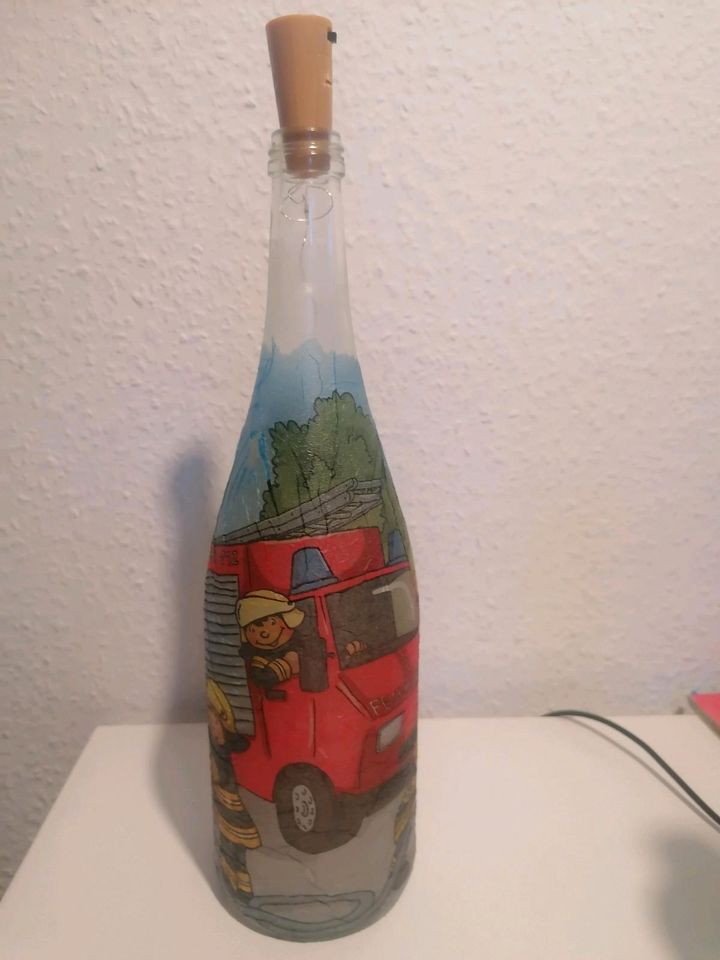 Flasche mit Lichterkette und Feuerwehr Motiv, Neuwertig in Delmenhorst