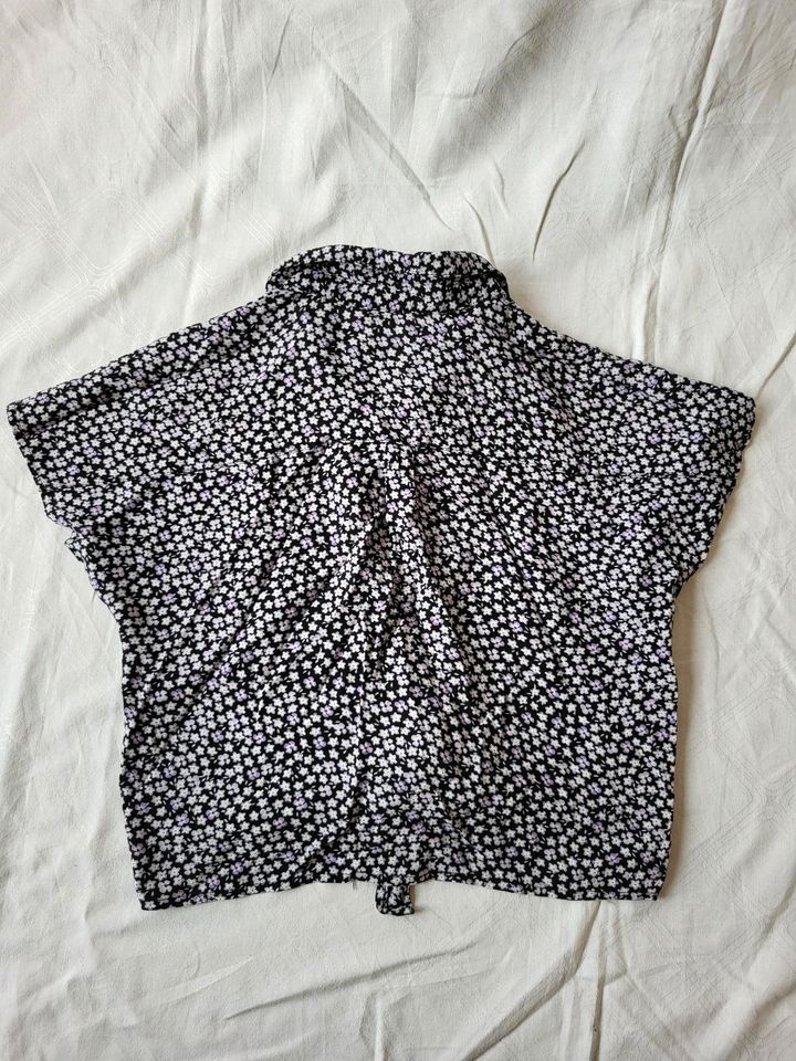 Bluse Crop mit Knoten Blumen Lila Schwarz Weiß Gr. 152 H&M in Bocholt