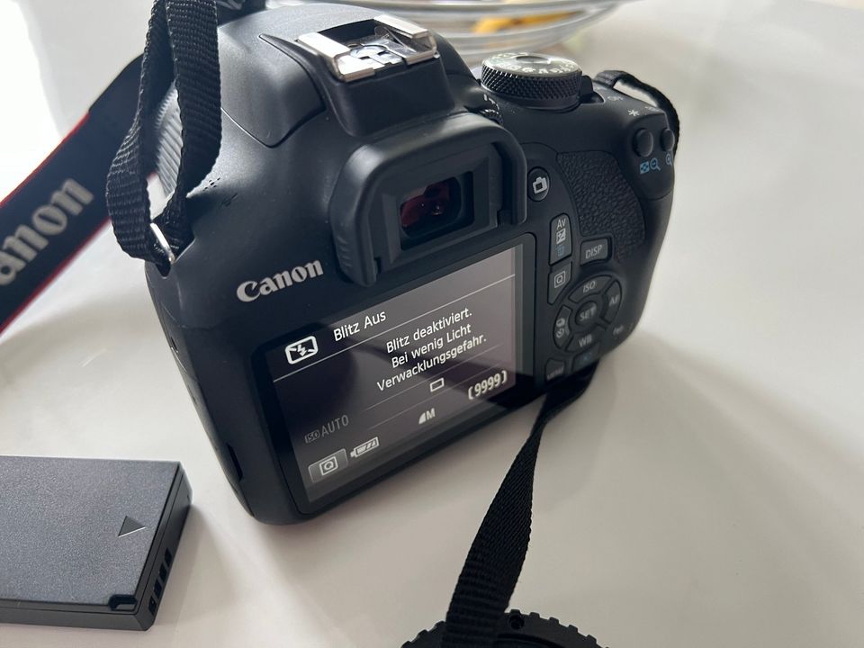 Canon EOS 2000D Spiegelreflexkamera - mit Objektiv EF-S 18-55 IS in Aachen