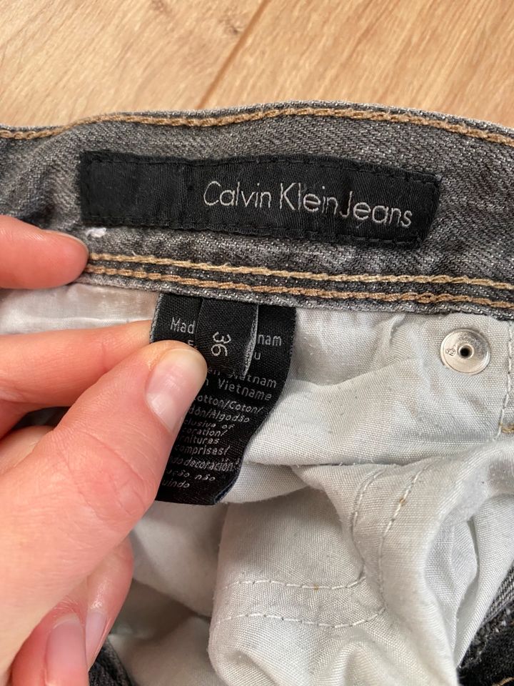 Calvin Klein Jeans Herren grau XL 36 in Darmstadt