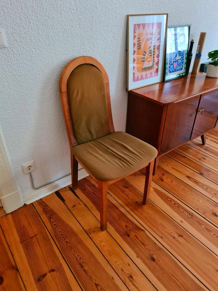 Stuhl aus Holz Vintage retro in Berlin