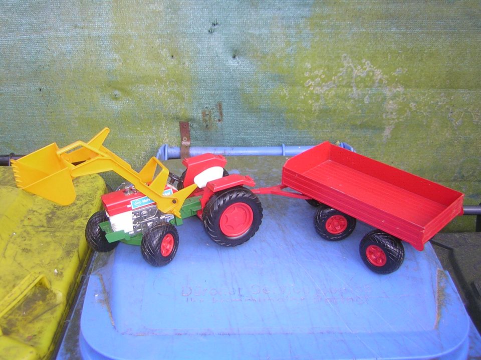 Bull MF 165 Traktor mit Frontlader und Anhänger 1/16 in Düren