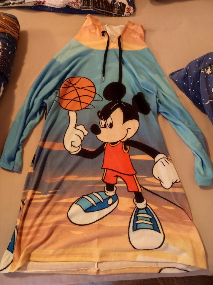 Disney Longshirt mit Kapuze Basketball Micky aus Italien Gr. 42 in Marktheidenfeld