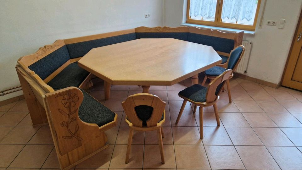 Massive Eckbank + Tisch + 3 Stühle in Alfeld
