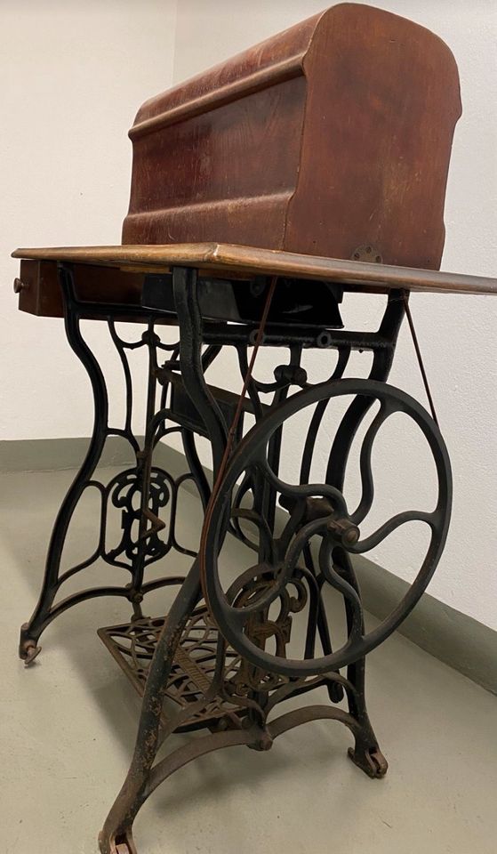 Antiquität: Nähmaschine „Frister & Rossmann“ inkl. Fußgestell in Bielefeld
