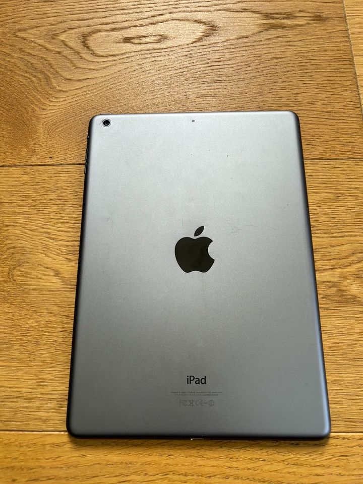 Apple iPad Air 32 GB spacegrau mit Hülle in Wardenburg