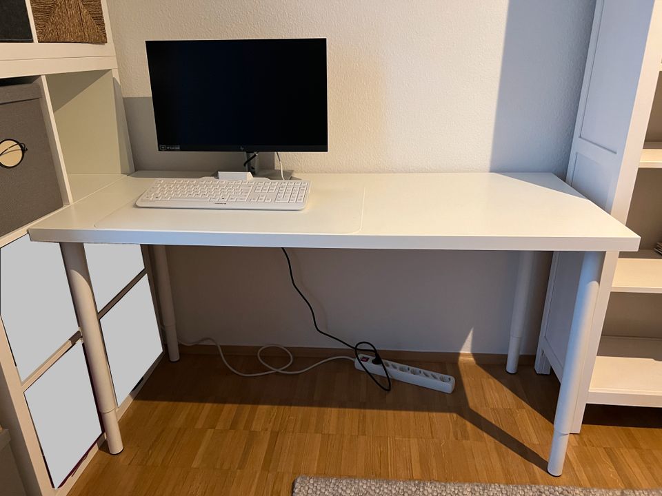 Verkaufe IKEA-Schreibtisch in gutem Zustand in Düsseldorf