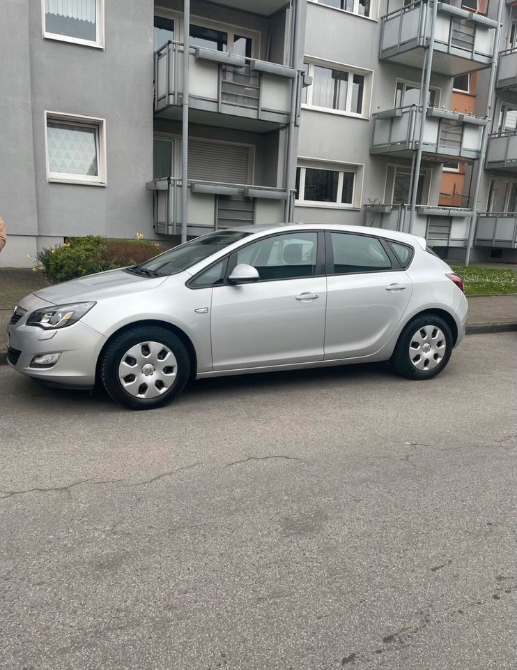 Opel Astra J in Düsseldorf