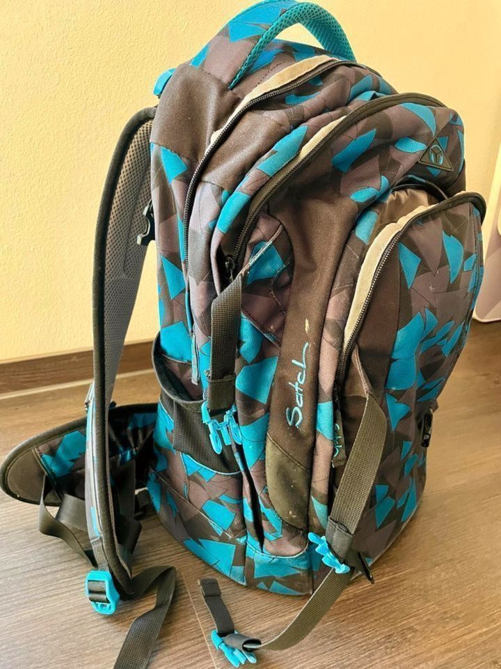 Satch Schulrucksack Blue Triangle mit Regenhülle in Leipzig