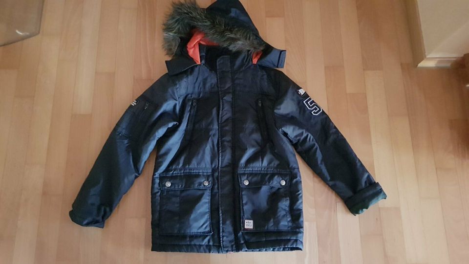 Winterjacke für Jungen dunkelblau neuwertig Gr. 164 mit Kapuze in Grimburg