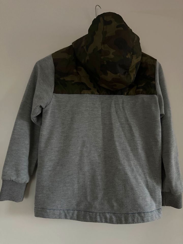 Vingino Camouflage Daunen Sweatshirt wie neu in Westerstede