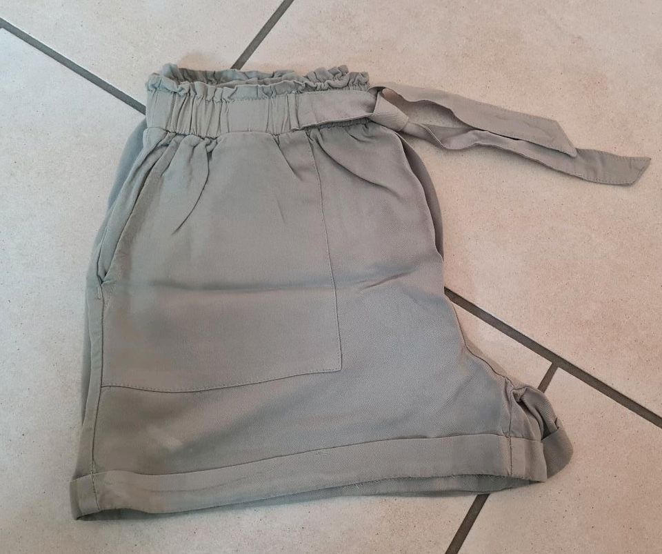 Short Hose Gr. 38 grün olive. Damen 100% Viskose in Mühlhausen-Ehingen